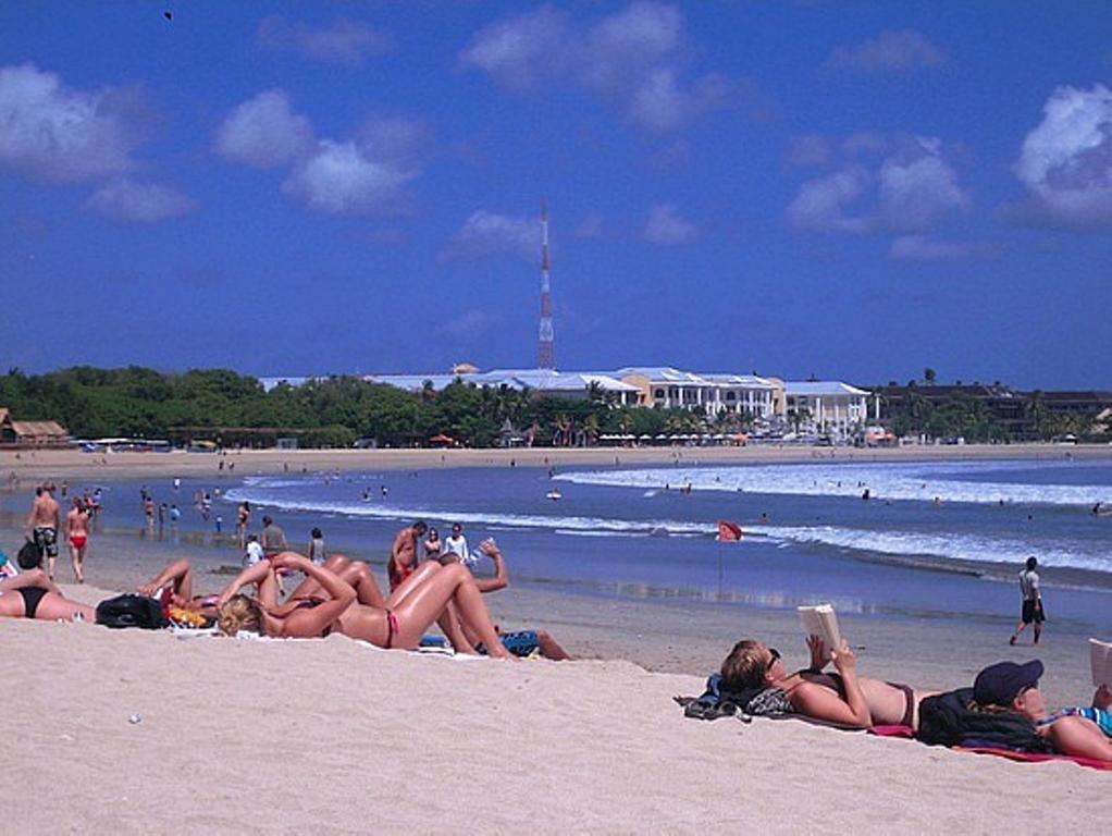 Angkul Angkul Beach Inn Kuta By Kamara Eksteriør bilde